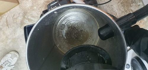 과천 하수구막힘 고압 세척 장비로 배관 내부를 정리하는 작업 장면