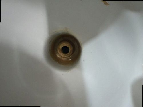 과천 하수구막힘 배수구 주변의 물 고임과 배관 점검 흔적을 확인하는 현장