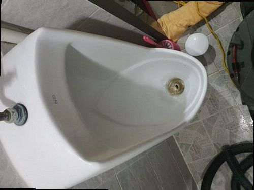 과천 막계동 하수구막힘 배수구 주변의 물 고임과 오염 상태를 확인하는 모습