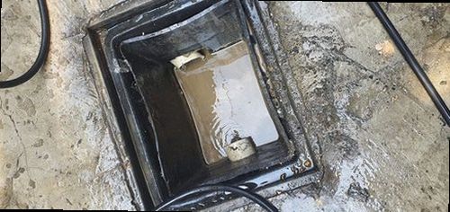 과천 부림동 하수구막힘 배수구 주변의 물 고임과 역류 여부를 확인하는 모습